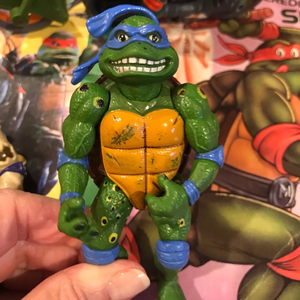 ~~~~~~~~~~~ SOLD__FOUR MOVEABLE NINJA TURTLES/THE NINJA TURTLE MOTORCYCLE/BOOKS - Picture 10 of 16